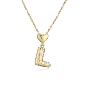 Dettaglio della collana con ciondolo lettera L dorata e zirconi incastonati