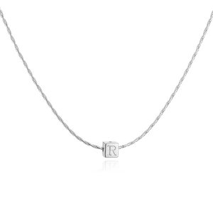 Vue détaillée du pendentif carré argenté avec lettre R gravée sur une fine chaîne en métal