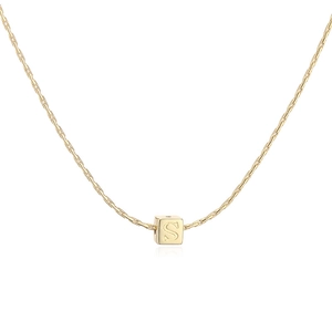 Gros plan détaillé du pendentif cube plaqué or 18 carats avec la lettre S gravée