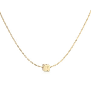 Détail d'un pendentif cube plaqué or 18 carats avec la lettre T gravée sur une chaîne