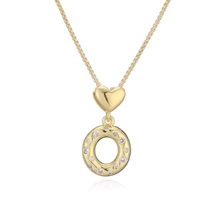Dettaglio della collana a catena veneziana dorata con chiusura a cuore e pendente di zirconi