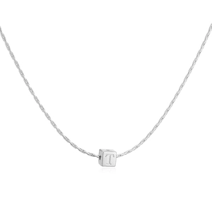 Vue rapprochée d'un pendentif carré argenté avec la lettre T gravée sur une chaîne corde