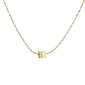 Vue macro du pendentif carré plaqué or 18 carats avec la lettre U gravée sur la chaîne