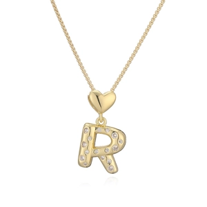 Dettaglio della collana con cuore dorato e lettera R in zirconi su catena a croce sottile