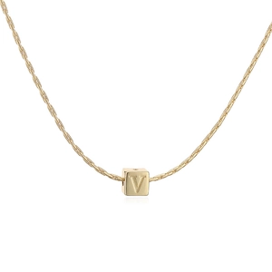 Gros plan détaillé d'un pendentif cube plaqué or 18 carats avec la lettre V gravée