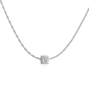 Vue détaillée du pendentif cube argenté avec gravure de la lettre V sur une chaîne fine