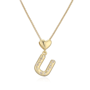 Dettaglio del pendente a lettera U dorata con pavé di zirconi cubici luminosi