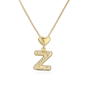 Dettaglio del ciondolo a cuore in oro con lettera Z incastonata con zirconi scintillanti