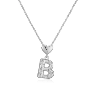 Dettaglio del ciondolo a cuore argento con lettera B in zirconi 3D su catena veneziana