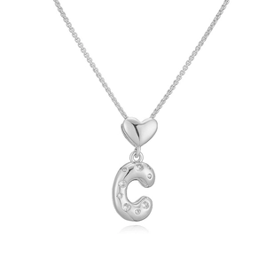 Dettaglio macro della collana cuore argento con lettera C in zirconi su catena sottile