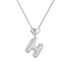 Dettaglio macro del ciondolo a lettera H in argento con zirconi e gancio a cuore