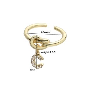 Gouden open knoopring met zirkonia letter C hanger en afmetingen van 20mm diameter