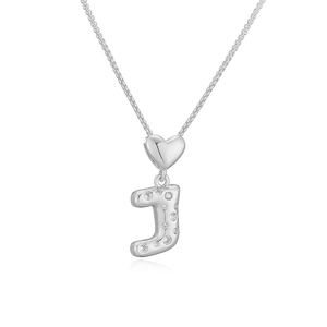 Dettaglio ravvicinato di una collana argentata con chiusura a cuore e ciondolo lettera J