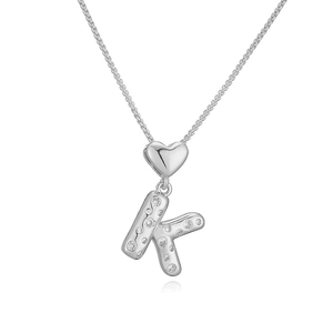 Dettaglio del ciondolo a lettera K in argento con chiusura a cuore e zirconi