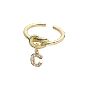 Detail van vergulde knoop ear cuff met sprankelende zirkonia letter C hanger sieraad