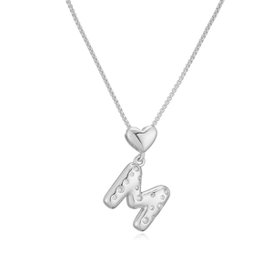 Dettaglio della chiusura a cuore argento e pendente M con pietre in zirconia