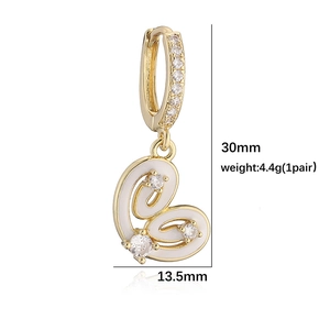 Detailansicht der Herz-Ohrringe mit weißem Emaille und Maßen von 30 mm x 13,5 mm