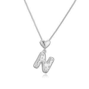 Dettaglio del pendente a cuore e collana in argento con lettera N in zirconi