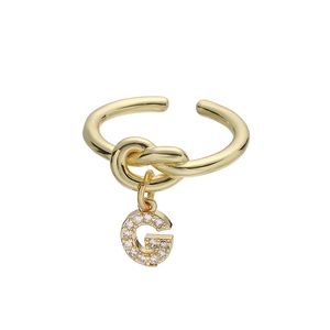 Detail van een vergulde knoopring met een met zirkonia ingelegde letter G hanger voor dames