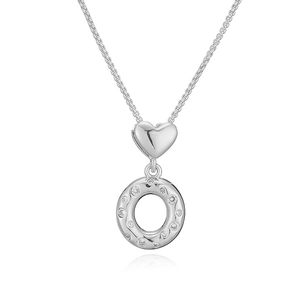Dettaglio di un ciondolo a cuore argento con anello di zirconi su una catena a scatola