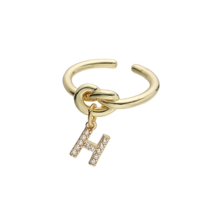 Verstelbare gouden knoopring met sprankelende zirkonia letter H hanger als detail