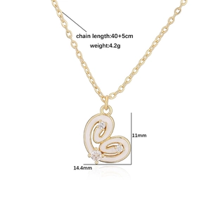 Detailansicht des Herzanhängers mit weißer Emaille und Zirkonia an einer Goldkette