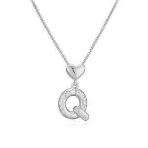 Ciondolo a cuore lucido con lettera Q in zirconia cubica su una sottile catena d'argento