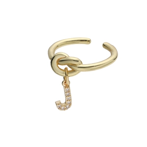 Detail van gouden ring met letter J-hanger ingelegd met zirkonia steentjes