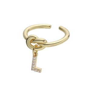 Detailopname van de gouden knoopring met een zirkonia letter L hanger aan de band