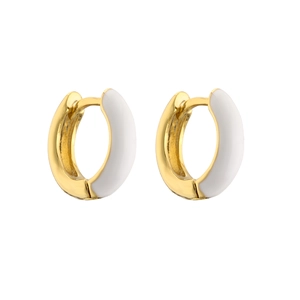 Gros plan de boucles d'oreilles créoles dorées avec motif marguerite en émail blanc