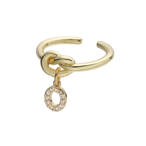Detailopname van een verstelbare 18K gouden knoopring met een hanger van de letter O zirkonia