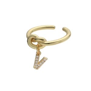 Gedetailleerde weergave van een gouden knoopring met een V-vormige hanger en zirkonia