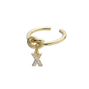 Detailopname van een gouden oormanchet met een met zirkonia bezette letter X hanger