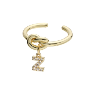 Detail van gouden knoopring met een sprankelende zirkonia letter Z bedel hanger