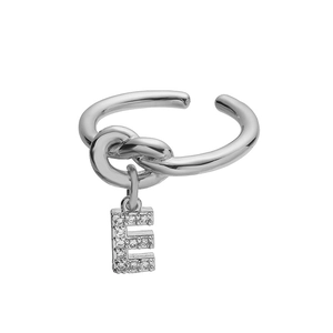 Detail van zilveren knoopring met een fonkelende micro-pave letter E zirkoon hanger