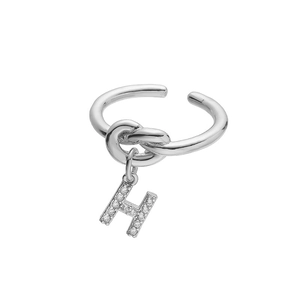 Detail van zilveren knoopring met een pavé gezette zirkoon letter H hanger