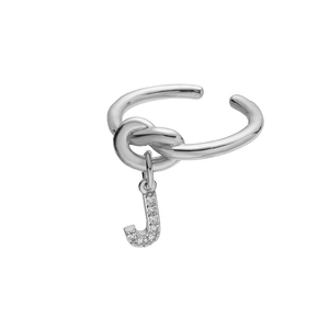 Detail van zilveren knoopring met hangende letter J-hanger ingelegd met zirkonia