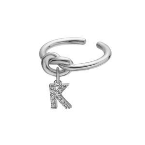 Detail van de zilveren letter K hanger met zirkonia op een geknoopte open ring