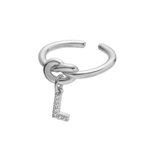 Detail van zilveren knoopring met een micro-geplaveide zirkonia letter L hanger