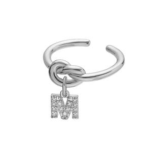Gedetailleerde close-up van een zilveren knoopring met een zirkonia letter M hanger