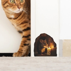 3D Wandtattoo Mäuseloch mit einer Katze, die eine Maus mit Kerze neugierig beobachtet