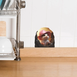 Detail eines 3D-Mauseloch-Wandstickers mit süßem Hamster auf weißen Küchenfliesen-Hintergrund
