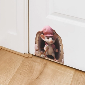 Detail eines süßen 3D-Maus-Wandaufklebers an weißer Tür mit rosa Weste und Hut-Motiv