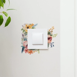 Détail d'un autocollant mural floral aquarelle entourant un interrupteur carré blanc épuré
