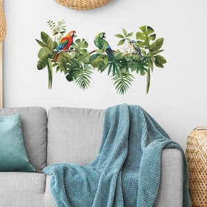 Détail de stickers muraux perroquet tropical et feuille de monstera dans un salon