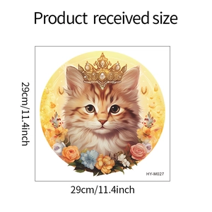 Vue détaillée du sticker mural de 29cm avec un chat couronné et des motifs floraux