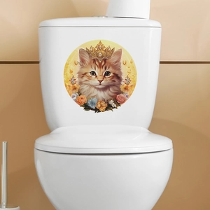 Vue détaillée d'un sticker chat avec couronne et fleurs sur un réservoir de toilettes