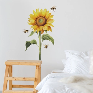 Adesivi murali con girasole e api su una parete bianca in una camera da letto
