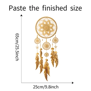 Détail d'un sticker mural attrape-rêves doré avec motif mandala et des plumes