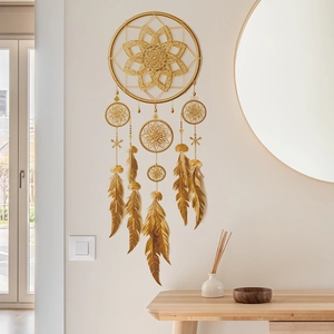 Décoration murale attrape-rêves doré avec motif mandala et plumes métalliques pour maison